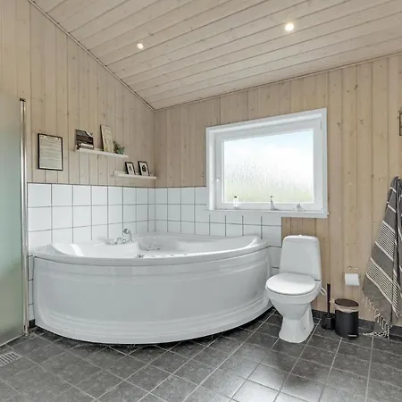 4 Bedroom Nice In Oksbøl